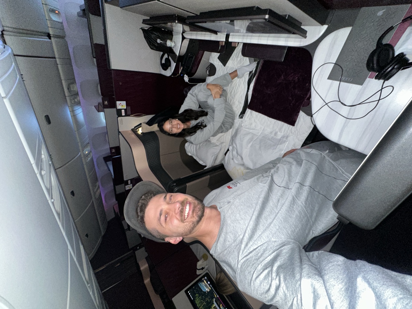 Matheus e a esposa dentro da Qsuite da Qatar Airways